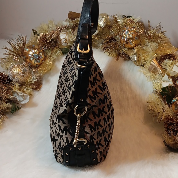 Michael Kors Big Valley Shoulder Bag - Picture 4 of 10